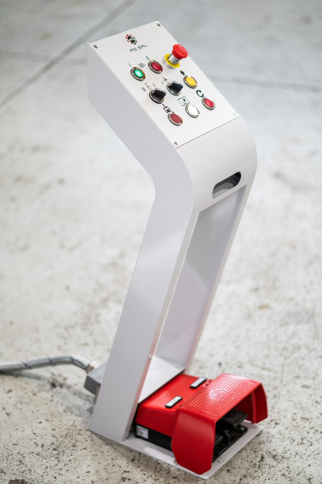 Foot pedal console with emergency stop on a PG press brake