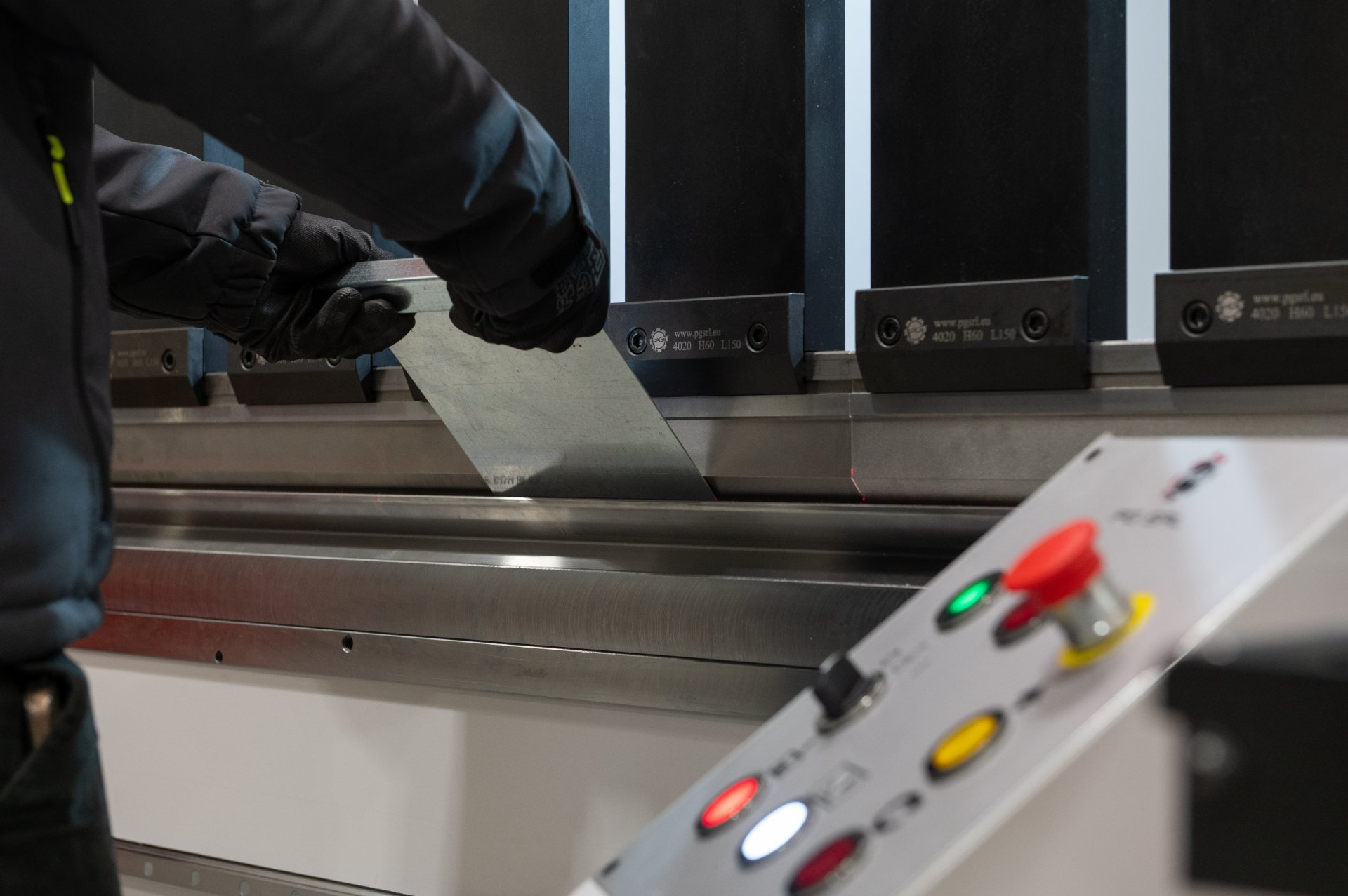 Tecnico PG SRL al lavoro su pressa piegatrice