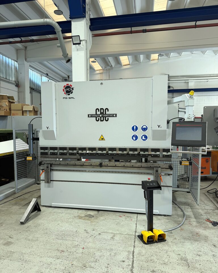 Pressa piegatrice usata CBC HS 60/26, vista frontale con controllo numerico ESA e recinzione di protezione