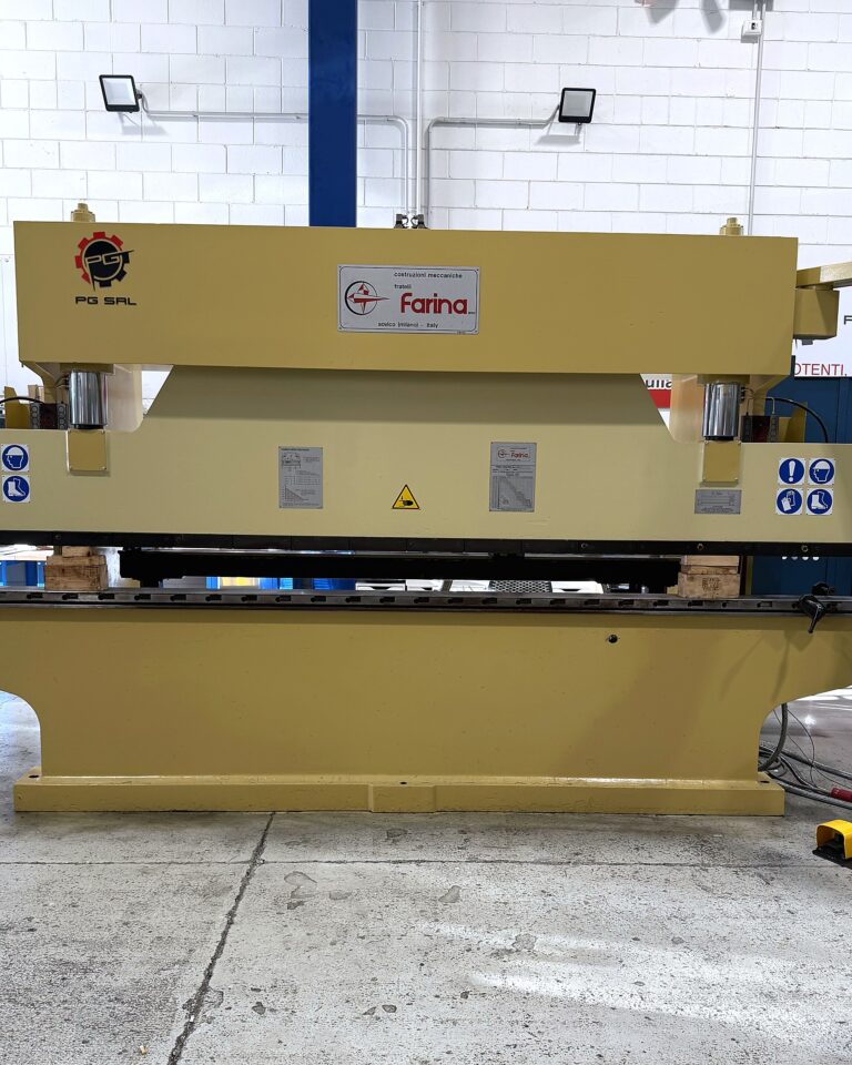 Pressa piegatrice usata Farina 40/100 di colore giallo, vista frontale con targhetta del costruttore